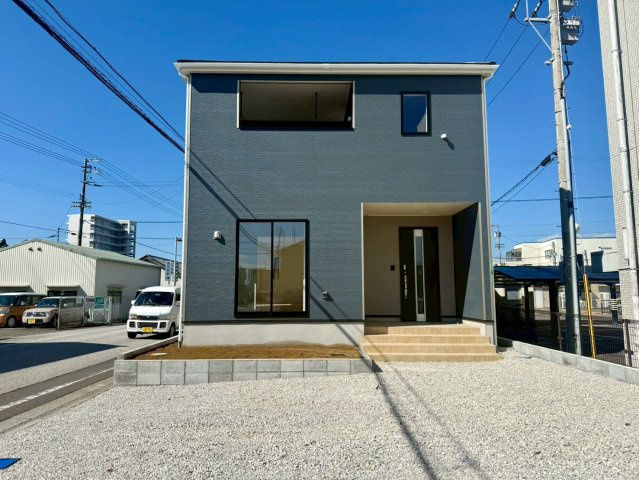 南国市大そね甲新築建売の外観|南向きの明るいリビングと広々とした駐車スペースで、家族みんなが心地よく過ごせる住まいです