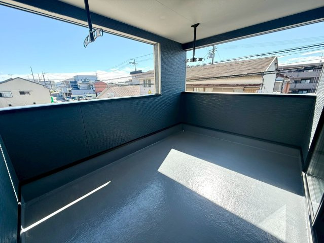 南国市大そね甲新築建売のバルコニー|屋根付きバルコニーで急な雨でも安心。陽当たりも良く快適です