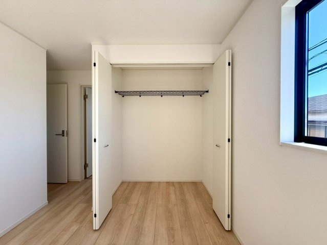 南国市大そね甲新築建売の収納|クローゼット付きの明るい洋室。採光も良く、すっきりと過ごせます