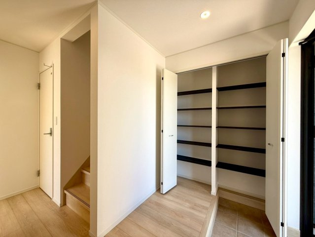 南国市大そね甲新築建売の収納|玄関には大容量の収納を完備。靴や日用品もすっきり片付きます