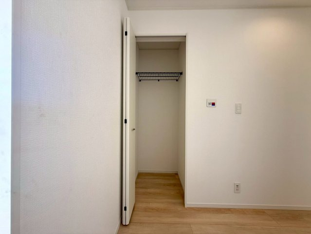 南国市大そね甲新築建売の収納|玄関近くの収納は上着や日用品の出し入れに便利。使い勝手の良い配置です