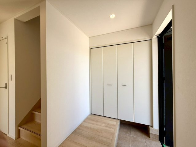 南国市大そね甲新築建売の収納|玄関には大容量のクローゼットを完備。上着や小物もすっきり収納できます