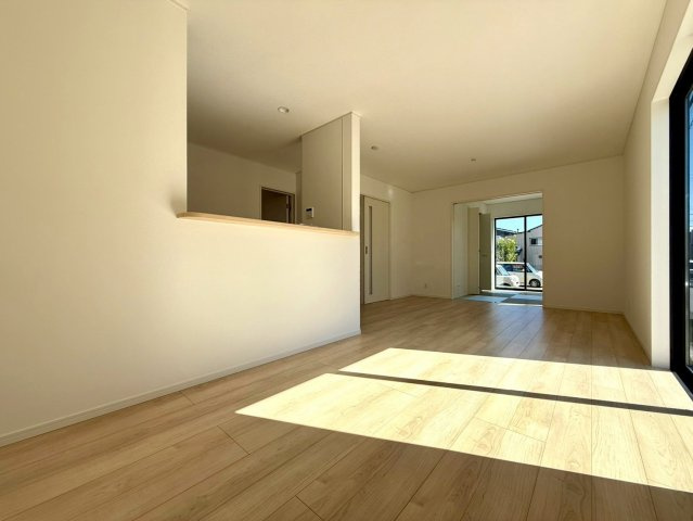 南国市大そね甲新築建売の居間・リビング|南向きの光が差し込む、心地よいリビング空間