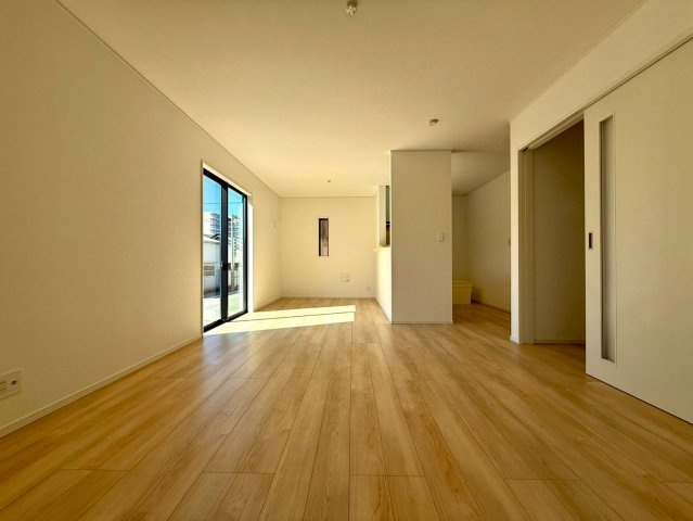 南国市大そね甲新築建売の居間・リビング|開放感とぬくもりを両立した空間設計。