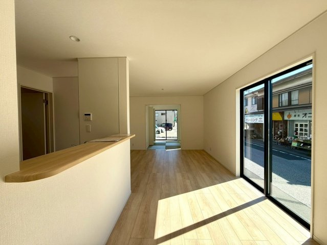 南国市大そね甲新築建売の居間・リビング|明るい陽光が差し込む、開放感あふれるリビング。