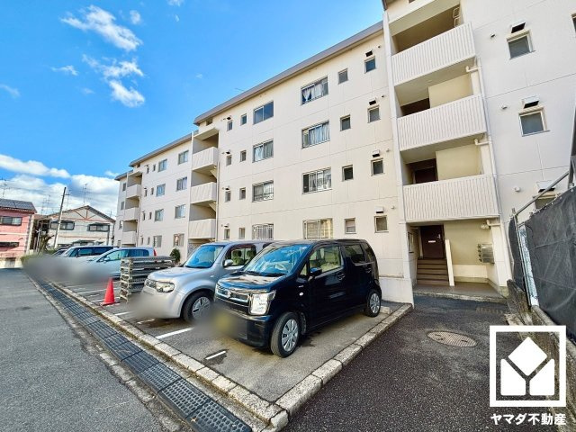 南宇治ローレルコートA棟の駐車場
