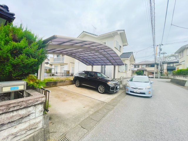 小山市中久喜カチタス施工中古物件の駐車場