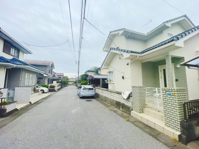 小山市中久喜カチタス施工中古物件の前面道路含む現地写真