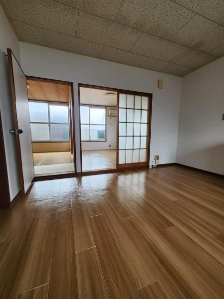 エメラルドハイツの居間・リビング