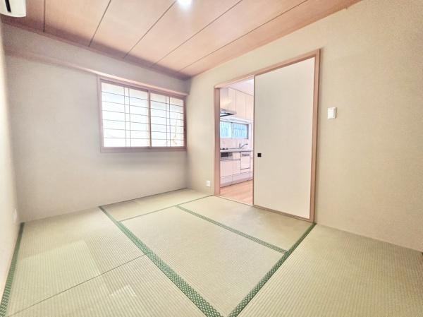 【和室】 | 小さな子供さんが走り回っても大丈夫なくらい広い和室です。
お子様の遊び部屋・お昼寝スペースとして使うのもオススメです♪