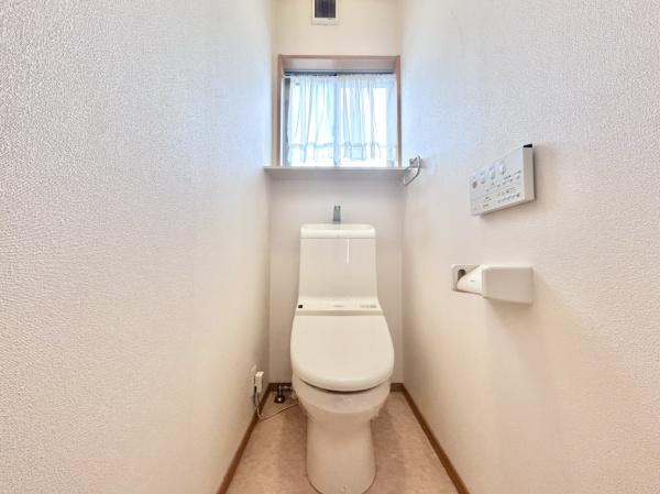 【トイレ】 | 窓があるので、換気しやすく匂いもこもりません♪暗くなりがちなトイレも明るいですよ♪
1階2階どちらにもトイレがあるって本当に便利ですね。