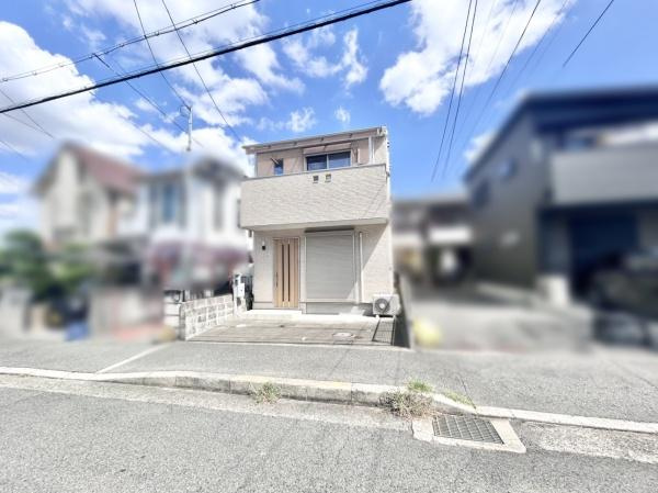 【前面道路含む現地写真】 | 全面道路：幅員約11ｍ！前面道路は交通量も少なく、安心してお住まい頂けます!