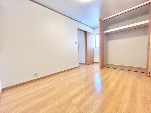 【寝室】 | 全居室には収納を完備！普段使いのお洋服や小物はもちろん、季節物のお洋服などもしっかりと整理整頓おしまい頂けます。居室空間をより広く隅々までお使いいただけますね♪