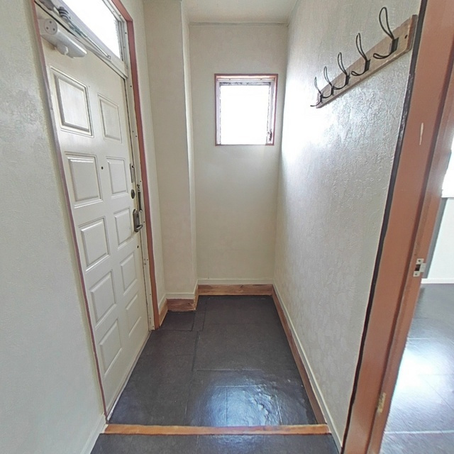 松山マンションの玄関