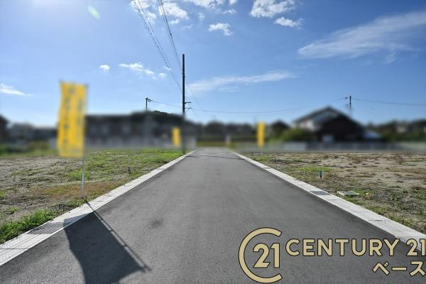 北葛城郡広陵町大字三吉の売地の前面道路含む現地写真|■現地撮影写真■コンビニが徒歩圏内に近接しています。