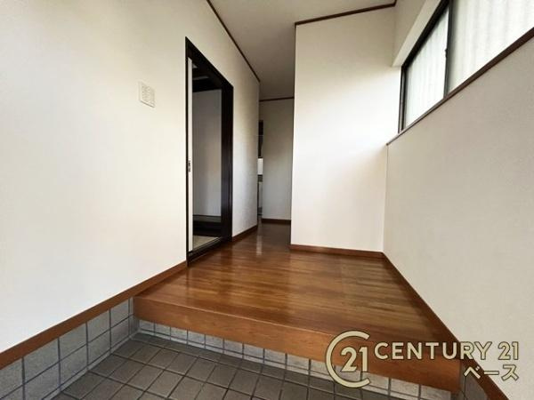 生駒市喜里が丘２丁目　一戸建の玄関|■現地撮影写真■広くて明るい玄関！！