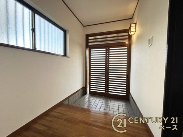 生駒市喜里が丘２丁目　一戸建の玄関|■現地撮影写真■すっきりとした明るい玄関が家族やお客様を迎えてくれます！