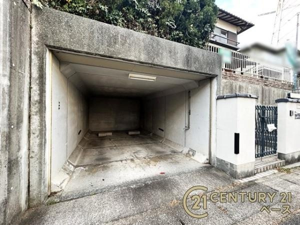 生駒市喜里が丘２丁目　一戸建の駐車場|■現地撮影写真■駐車スペース１台分完備！