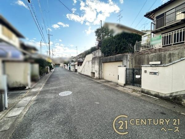 生駒市喜里が丘２丁目　一戸建の前面道路含む現地写真|■現地撮影写真■前面道路は広々でお車の出し入れも楽々！