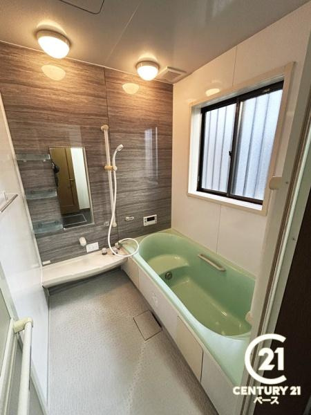 生駒市喜里が丘２丁目　一戸建の浴室|■現地撮影写真■ゆったりしたサイズの浴室！足を伸ばしての入浴は疲れも癒してくれます！