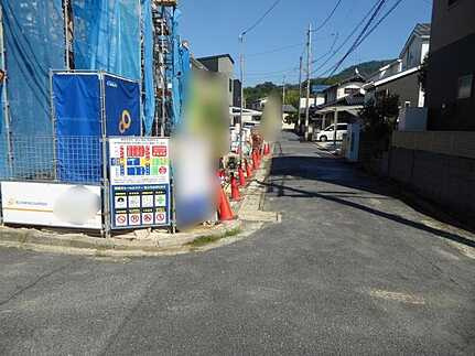 広島市安佐北区口田南４丁目　新築一戸建て(全2棟)の前面道路含む現地写真