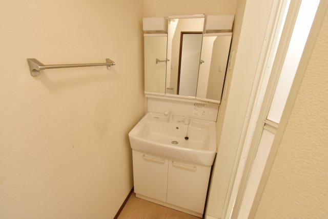 ラフィネ小松B棟の独立洗面台