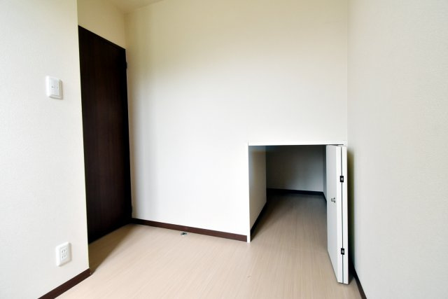 ラフィネ小松B棟の居間・リビング|2.3帖の洋室と奥はクロゼット