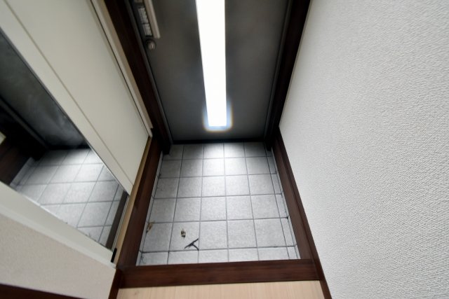 ラフィネ小松B棟の玄関