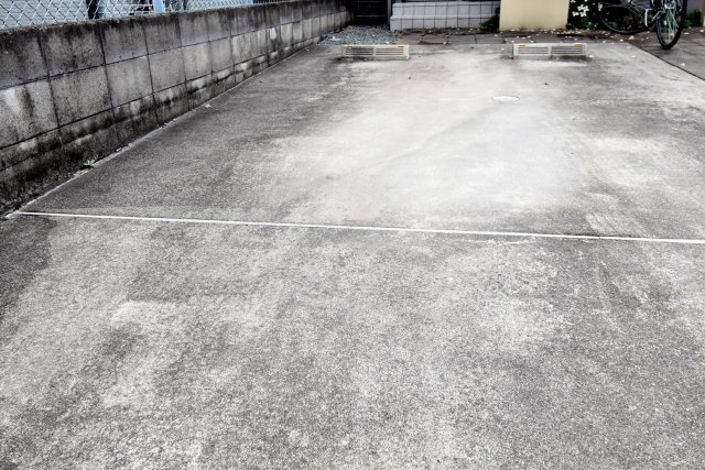 ラフィネ小松B棟の駐車場