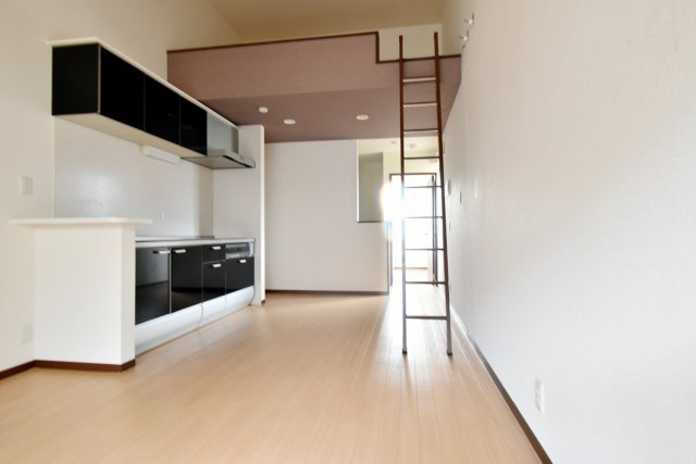 ラフィネ小松B棟の居間・リビング|12帖のLDK