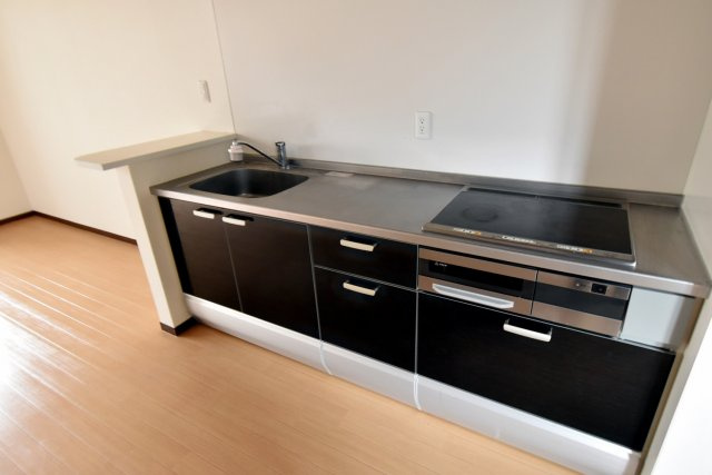 ラフィネ小松B棟のキッチン|3口1Hコンロ