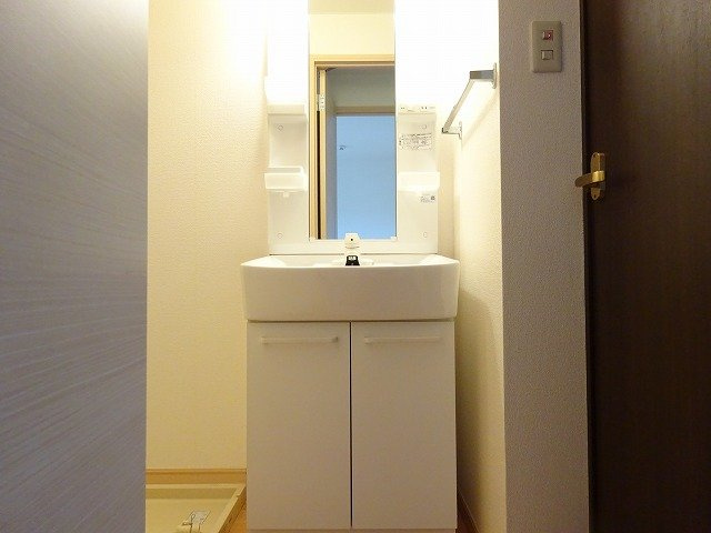 ラフォンテーヌⅠの洗面所|ゆったりとスペースのある洗面所