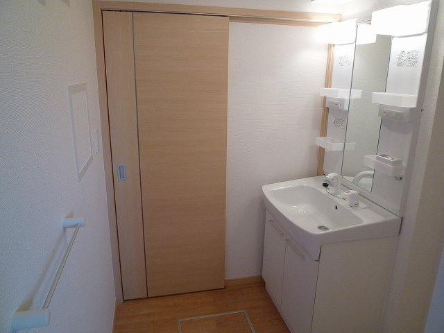 シャトー・ロワールⅠの洗面所|脱衣スペースもあります