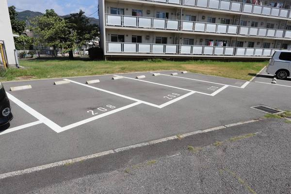 ビレッジハウス井口6号棟の駐車場|車をお持ちの方に嬉しい駐車場付きの物件です