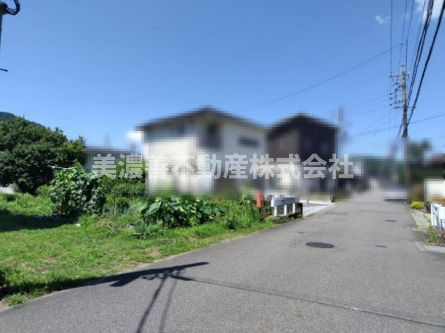 ６５３７６　岐阜市粟野西7丁目土地の前面道路含む現地写真