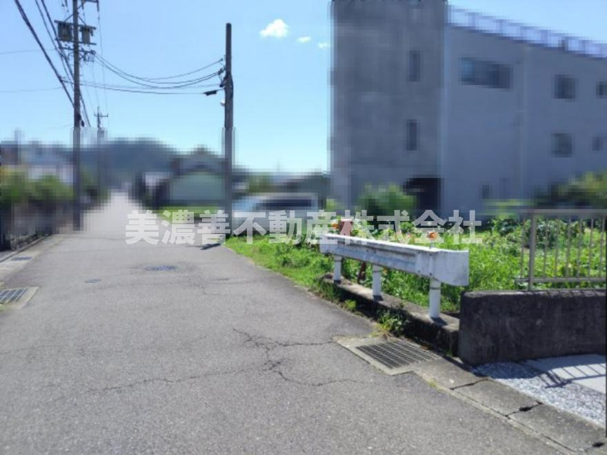 ６５３７６　岐阜市粟野西7丁目土地の前面道路含む現地写真