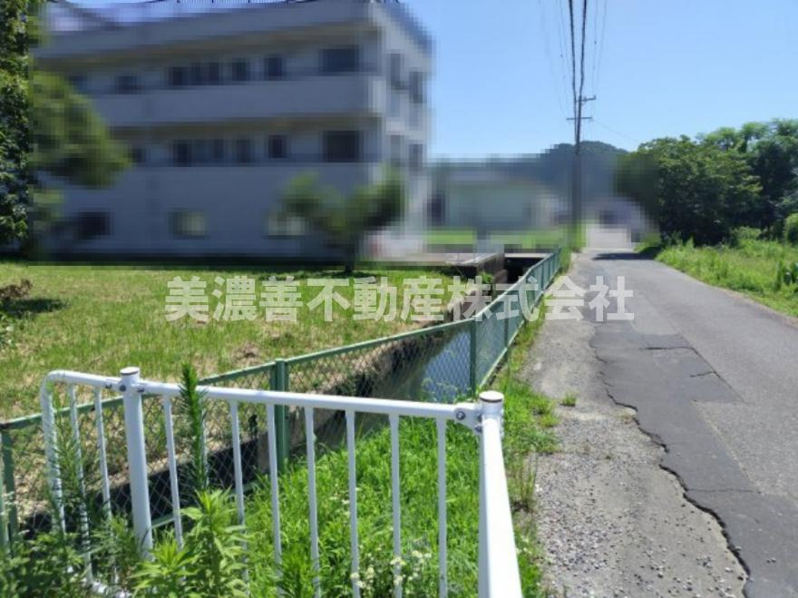６５３７６　岐阜市粟野西7丁目土地の前面道路含む現地写真