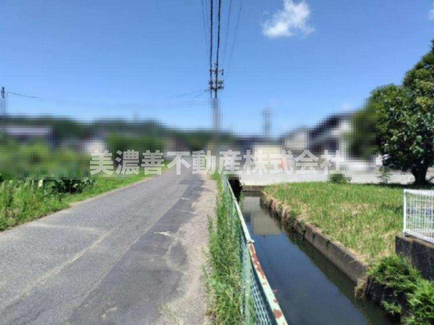 ６５３７６　岐阜市粟野西7丁目土地の前面道路含む現地写真
