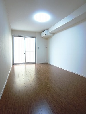 【居間・リビング】 | リブリ・ル・シャドール | ゆったり過ごせるリビングです