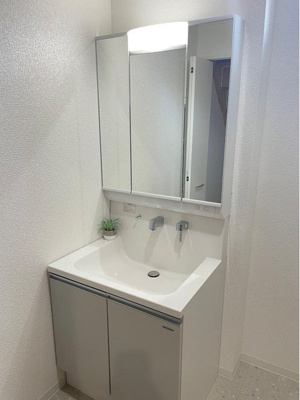 【独立洗面台】 | 天童市柏木町【新築建売住宅】① | 三面鏡の洗面台は、スタイリッシュなだけでなく収納力もあります。