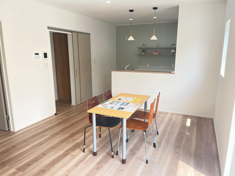 天童市柏木町【新築建売住宅】①の居間・リビング|リビングは広々です。家族の団欒の場として家庭を包みます。