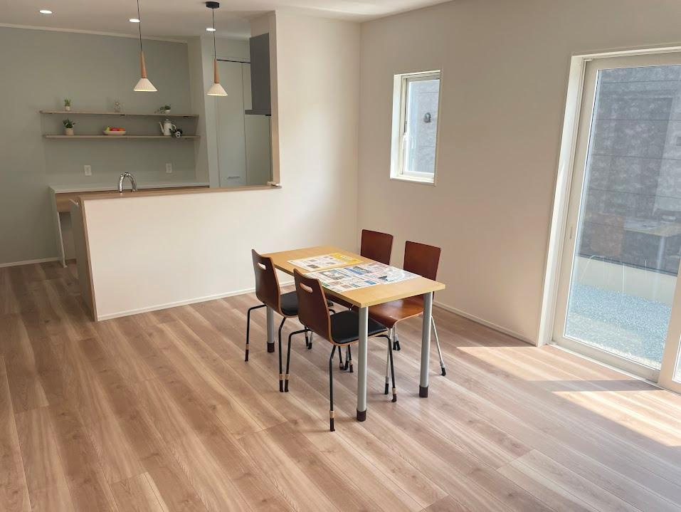 天童市柏木町【新築建売住宅】①の居間・リビング|可愛いアクセントクロスのキッチンと繋がっているダイニングは食事の前後の導線が良さそうです。