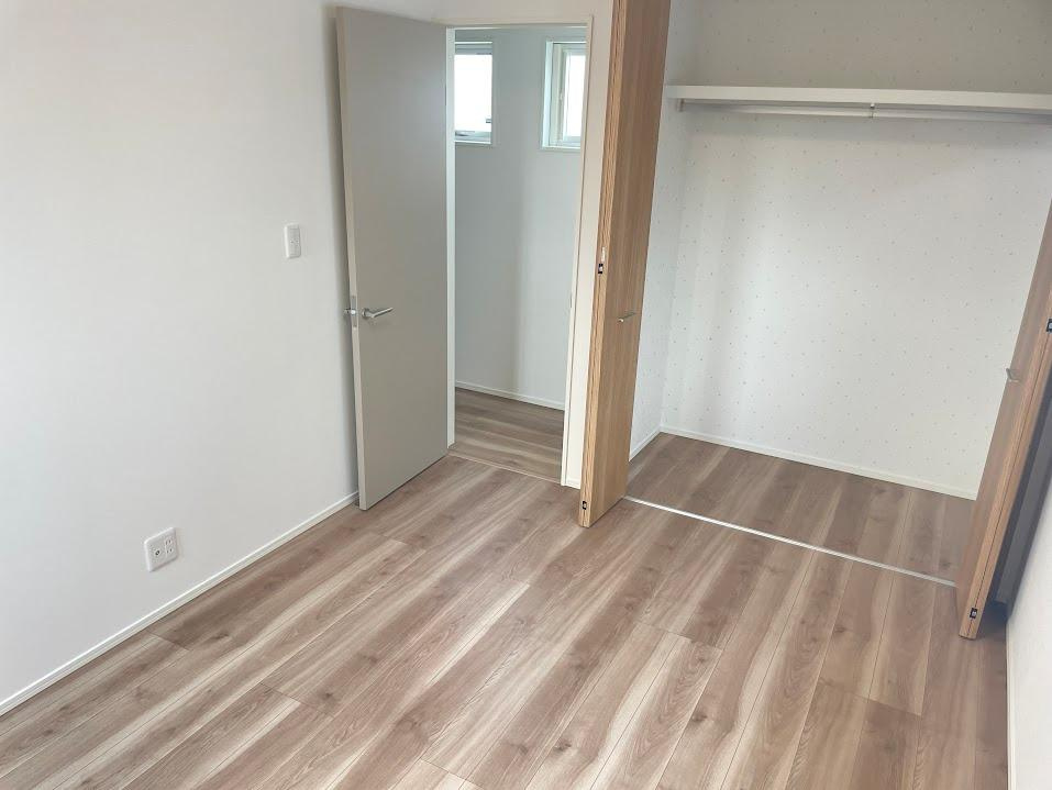 天童市柏木町【新築建売住宅】①の寝室|大きいベットを置いてもスペースの取れる寝室です。