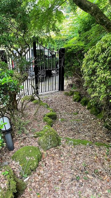 東急天城高原別荘地の庭|門から玄関アプローチ