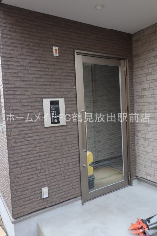 大阪市鶴見区安田３丁目のアパートのエントランス