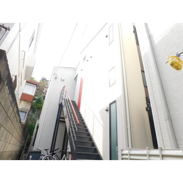 川崎市多摩区三田２丁目のアパートのエントランス