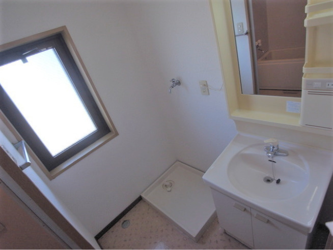 アザレアハイツハンダ第1の洗面所|スペースが確保できる洗面所です