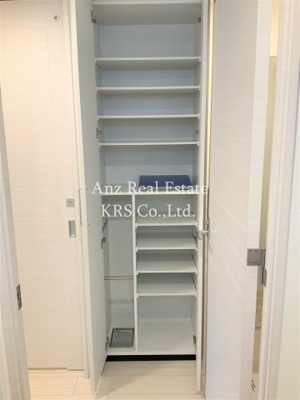 【設備】 | ラ・フォルム本町WEST | 玄関には傘用収納スペースも備えたシューズWICがあります！