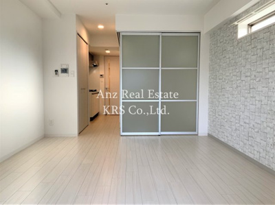 【居間・リビング】 | ラ・フォルム本町WEST | 透明感のある扉が解放感を与えお部屋を広く演出します！