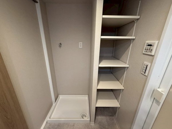 【ランドリースペース】 | 洗濯パンの横には大容量の収納があります。